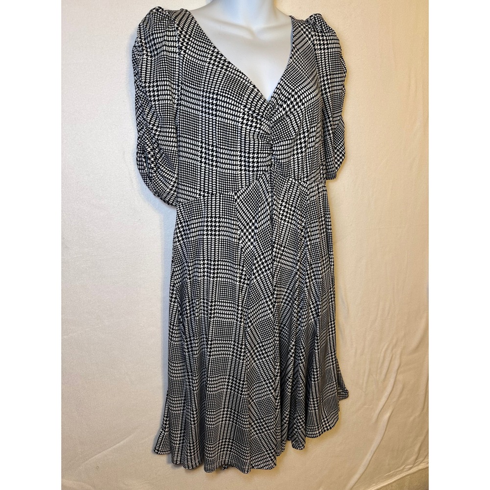 Torrid Plus Size Black White Plaid Fit Flare Dress V Neck Short Sleeve - Picture 3 of 10